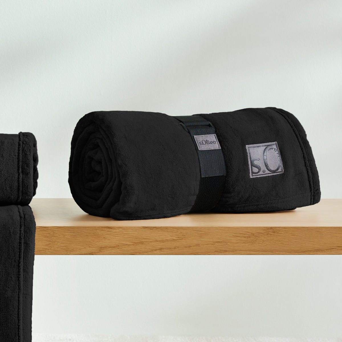 s.Oliver Kuschelsoft Heimdecke mit Tragegurt schwarz