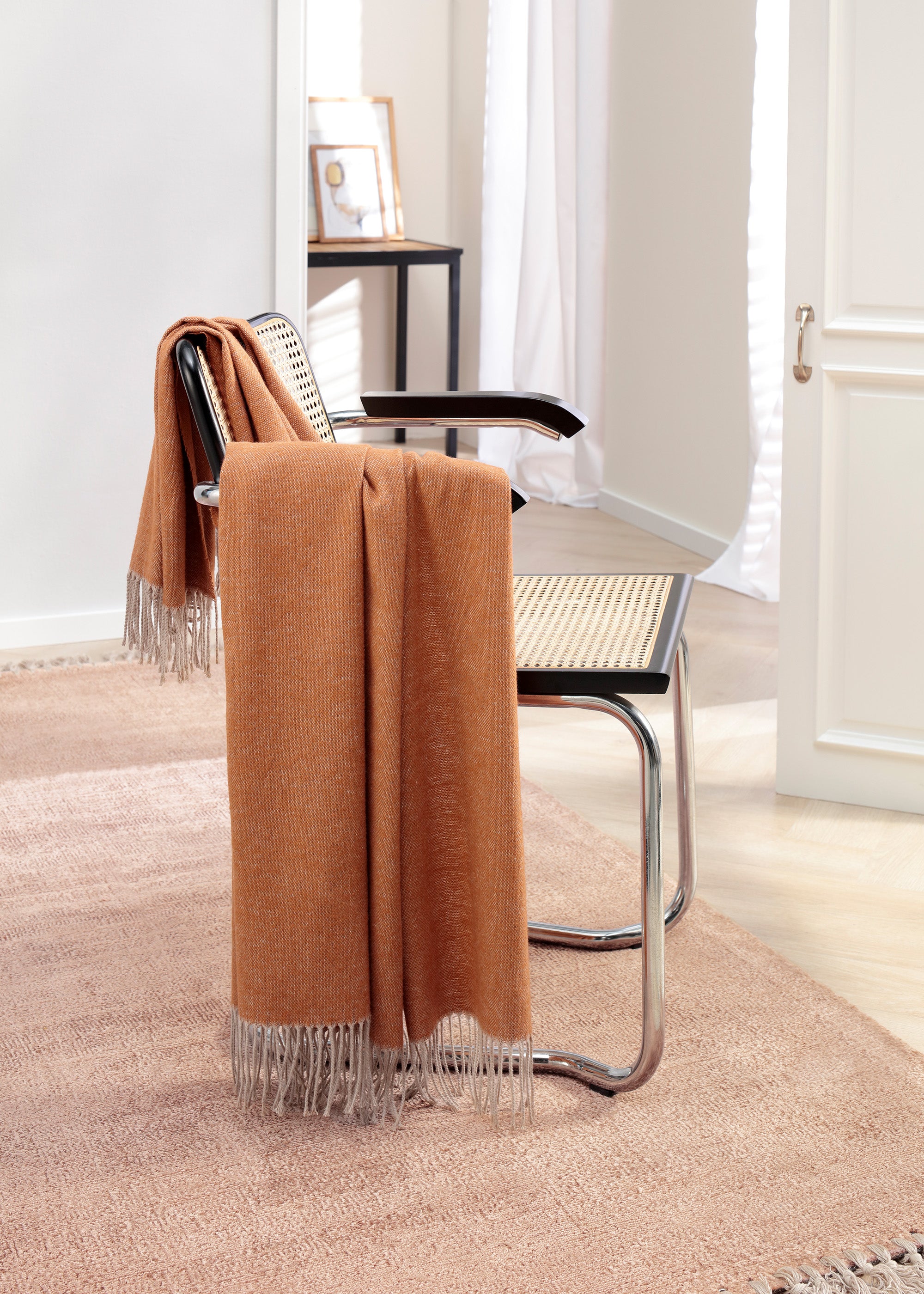 Heimdecke orange auf Stuhl dekoriert