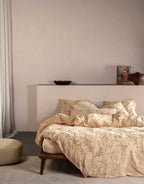 Satin Bettwäsche mit Jacquard Struktur auf Bett gold