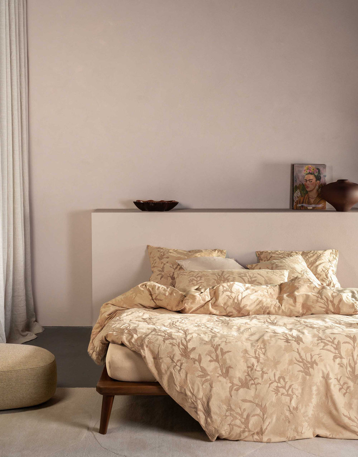 Satin Bettwäsche mit Jacquard Struktur auf Bett gold
