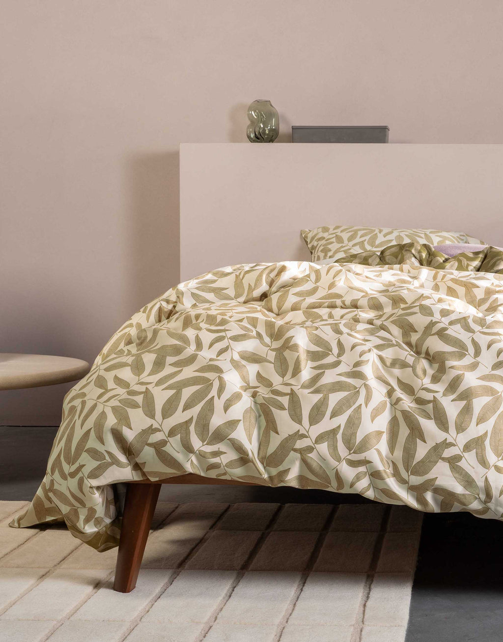 Bettwäsche Clea cedar green Essenza auf Bett