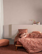 Essenza Bettwäsche Clea terracotta auf Bett