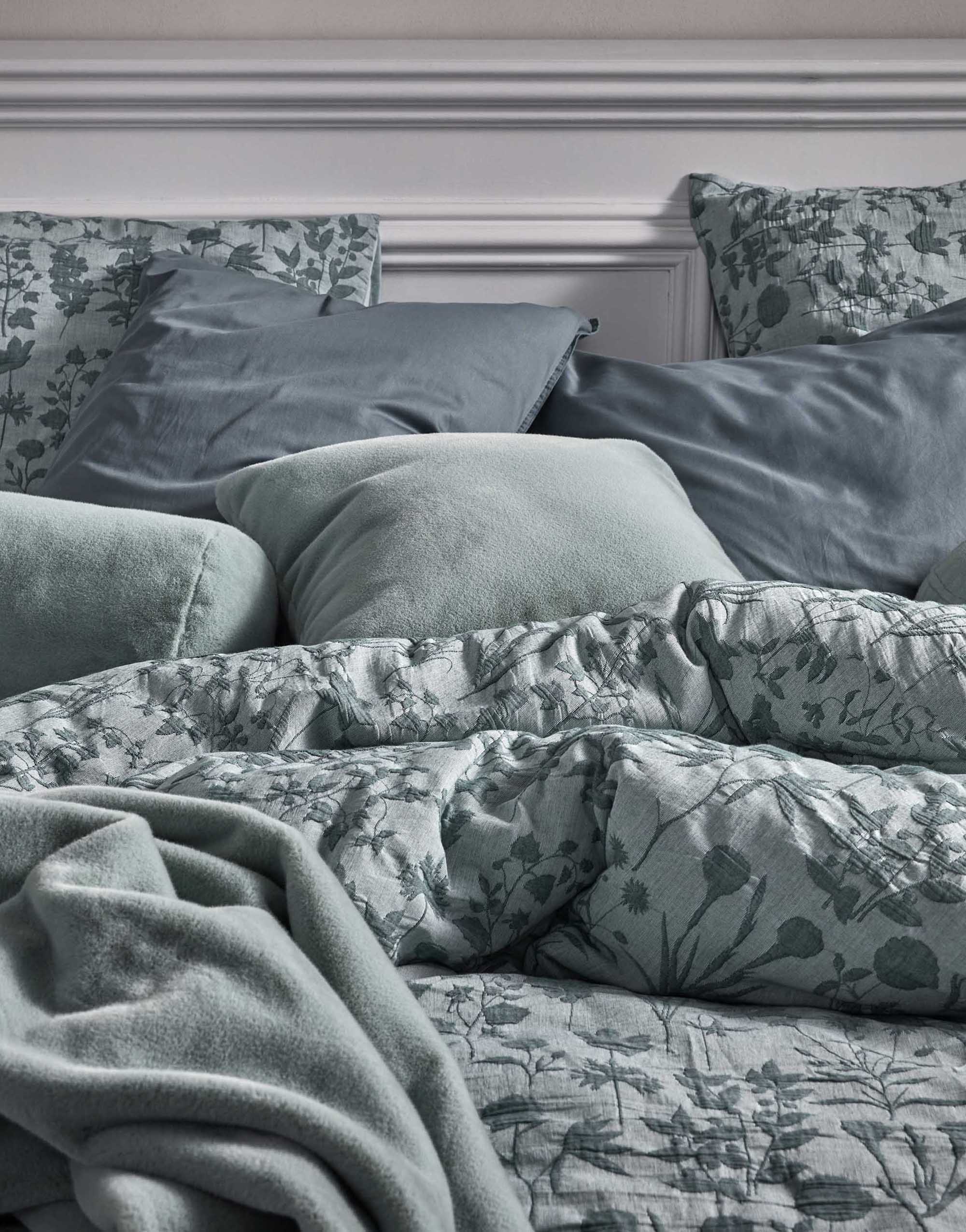 Bettwäsche Maribel Struktur Detail und Furry Kissen grün