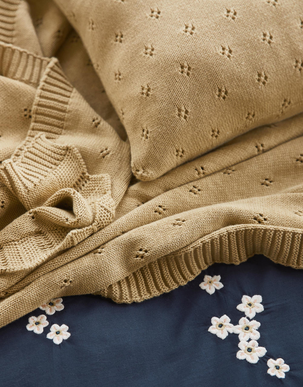 Plaid und Kissen in gelb Knitted Ajour 