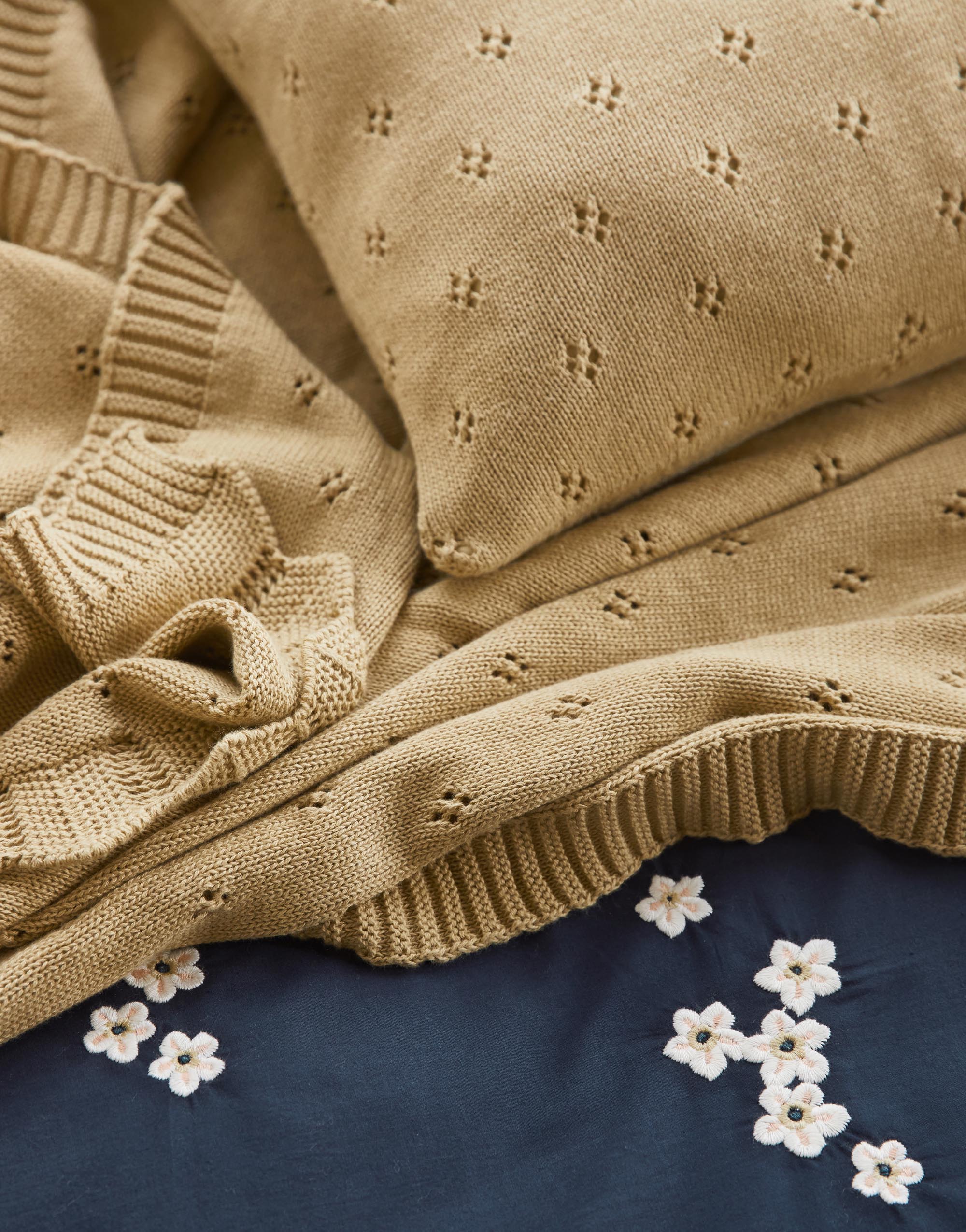 Plaid und Kissen in gelb Knitted Ajour 