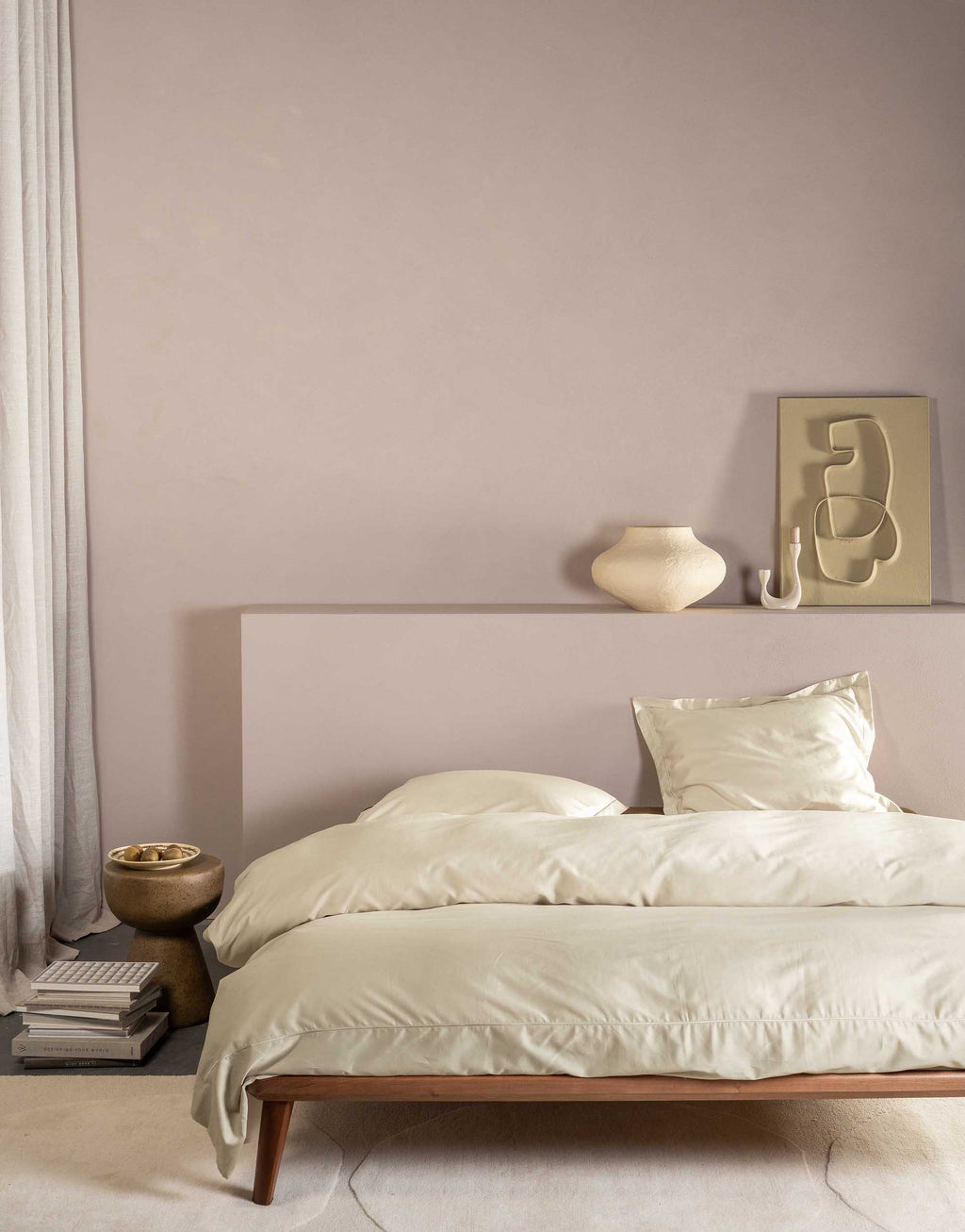Satin Bettwäsche Aziza Essenza oatmeal auf Doppelbett