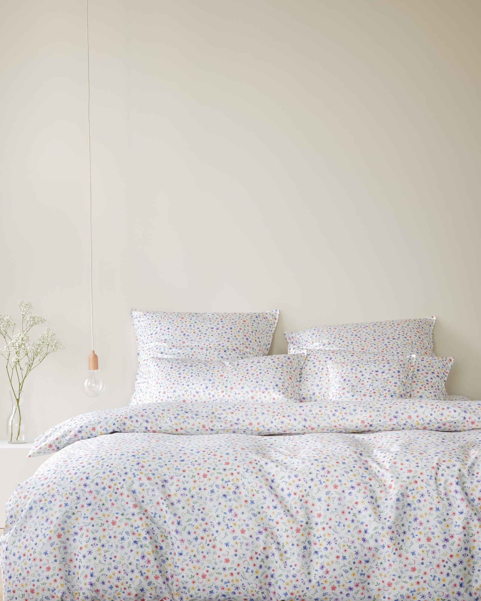 Satin Bettwäsche Beauties weiß mit Blumen Elegante